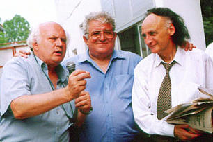 Nicolae Mischie (centru) inpreuna cu Grigore Vieru (dreapta)